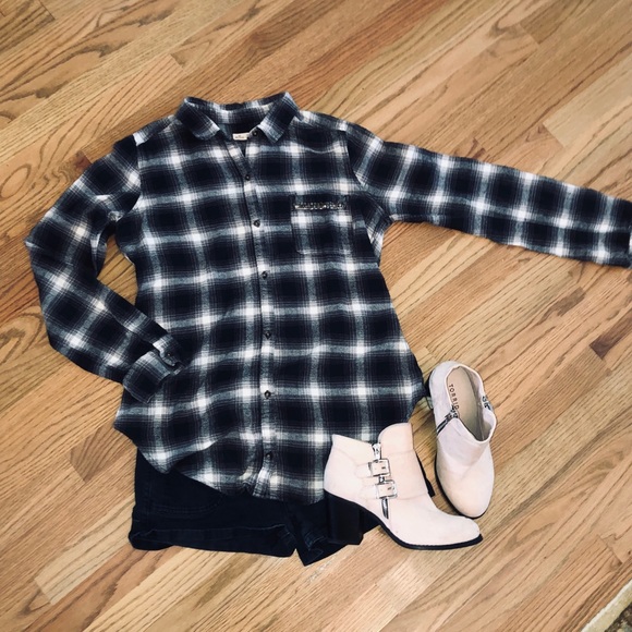 Stylish Hollister plaid top with fun pocket detail - Picture 2 of 5